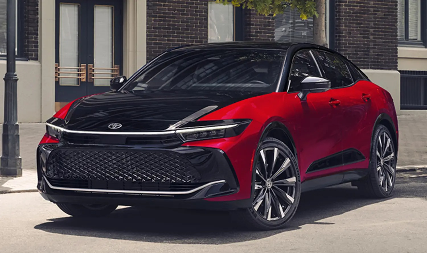 Toyota Crown 2027: nový hybrid THS 5, pohon všech kol a nový design