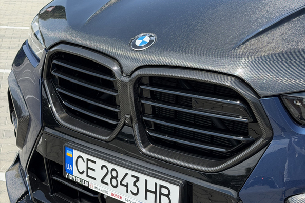 BMW X5 G05 2018 → X5M 2025: kompletní update s karbonovým bodykitem a M volantem Fotografie 17