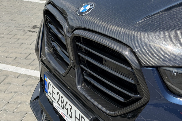 BMW X5 G05 2018 → X5M 2025: kompletní update s karbonovým bodykitem a M volantem Fotografie 16