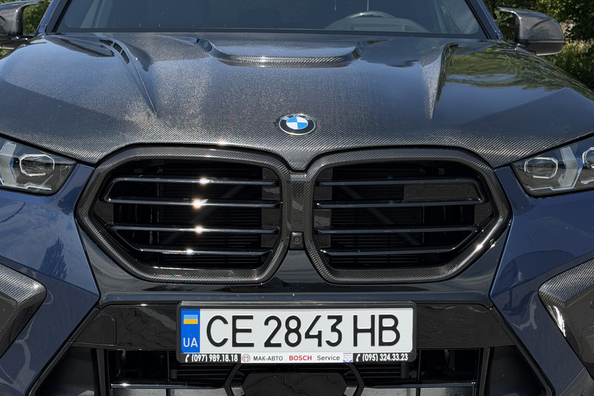 BMW X5 G05 2018 → X5M 2025: kompletní update s karbonovým bodykitem a M volantem Fotografie 15