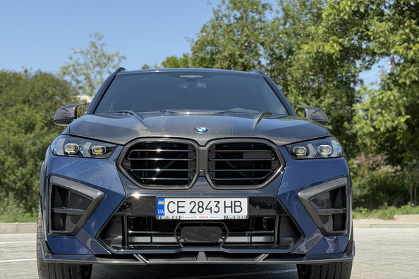 BMW X5 G05 2018 → X5M 2025: kompletní update s karbonovým bodykitem a M volantem Fotografie 14