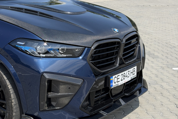 BMW X5 G05 2018 → X5M 2025: kompletní update s karbonovým bodykitem a M volantem Fotografie 13