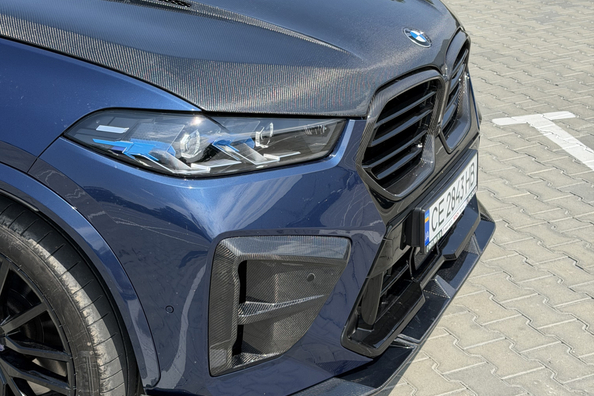 BMW X5 G05 2018 → X5M 2025: kompletní update s karbonovým bodykitem a M volantem Fotografie 12