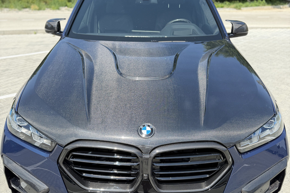 BMW X5 G05 2018 → X5M 2025: kompletní update s karbonovým bodykitem a M volantem Fotografie 11