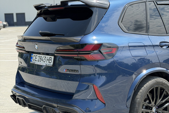 BMW X5 G05 2018 → X5M 2025: kompletní update s karbonovým bodykitem a M volantem Fotografie 8