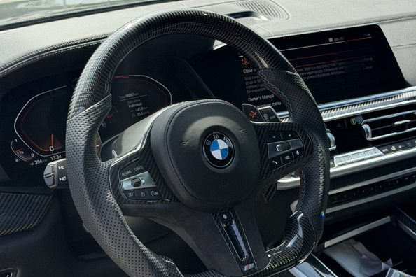 BMW X5 G05 2018 → X5M 2025: kompletní update s karbonovým bodykitem a M volantem Fotografie 2