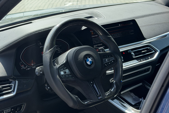 BMW X5 G05 2018 → X5M 2025: kompletní update s karbonovým bodykitem a M volantem Fotografie 1