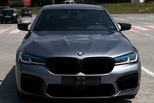 Z obyčejné BMW G30 na M5 Competition 2021: co bylo namontováno