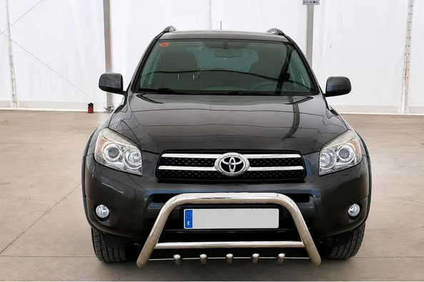 Kompletní montáž ochrany na Toyota RAV4: přední ochranný rám, boční prahy a zadní oblouk