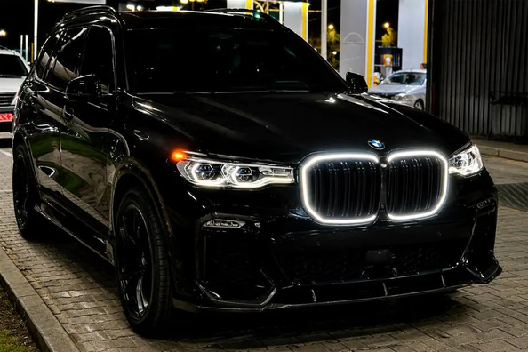 BMW X7 G07: karbonový tuning předního nárazníku a LED maska