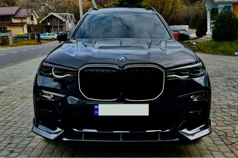 BMW X7 G07: karbonový tuning předního nárazníku a LED maska