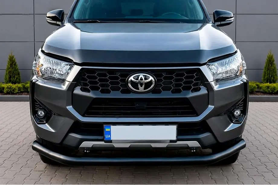 Toyota Hilux 2020: montáž přední ochrany — naše práce