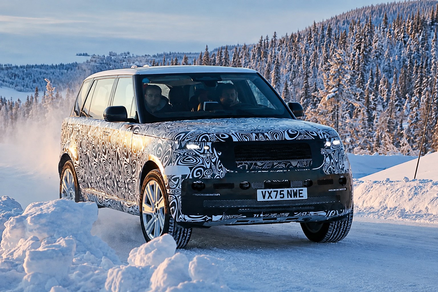 Range Rover Sport Electric 2027: první fotky prototypu, parametry a premiéra
