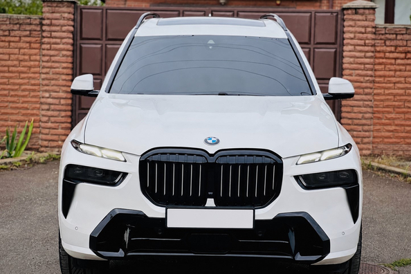 BMW X7 G07 2019–: montáž faceliftového kitu LCI M-Performance
