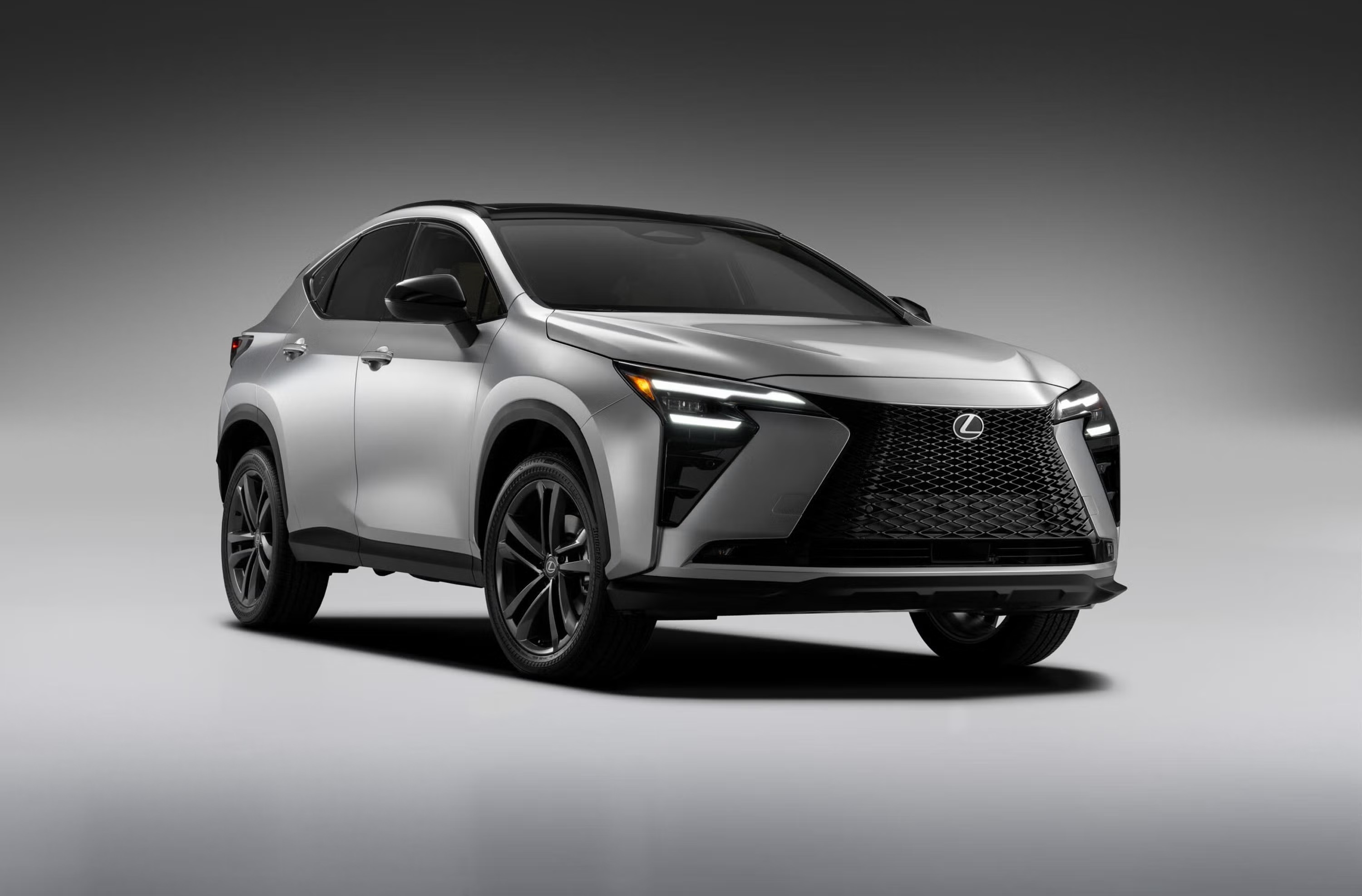 Lexus NX 2027 Facelift: nový design, interiér a téměř 100 km na elektřinu