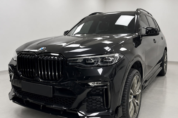 BMW X7 G07 2019–2022: montáž body kitu Paradigm Black Knight V2 na M-Sport – naše práce Fotografie 2