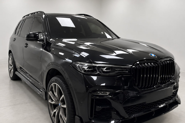 BMW X7 G07 2019–2022: montáž body kitu Paradigm Black Knight V2 na M-Sport – naše práce Fotografie 3