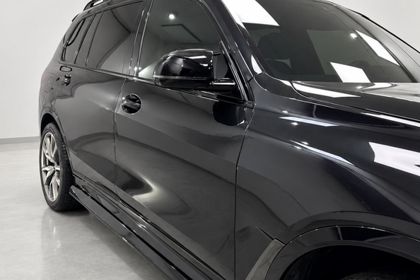 BMW X7 G07 2019–2022: montáž body kitu Paradigm Black Knight V2 na M-Sport – naše práce Fotografie 4