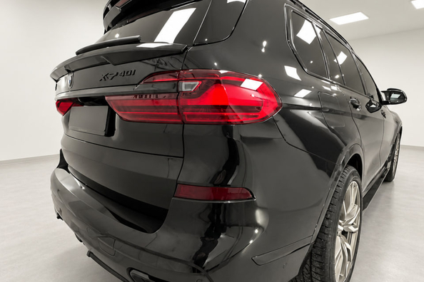 BMW X7 G07 2019–2022: montáž body kitu Paradigm Black Knight V2 na M-Sport – naše práce Fotografie 5