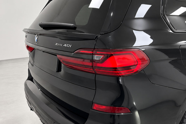 BMW X7 G07 2019–2022: montáž body kitu Paradigm Black Knight V2 na M-Sport – naše práce Fotografie 6