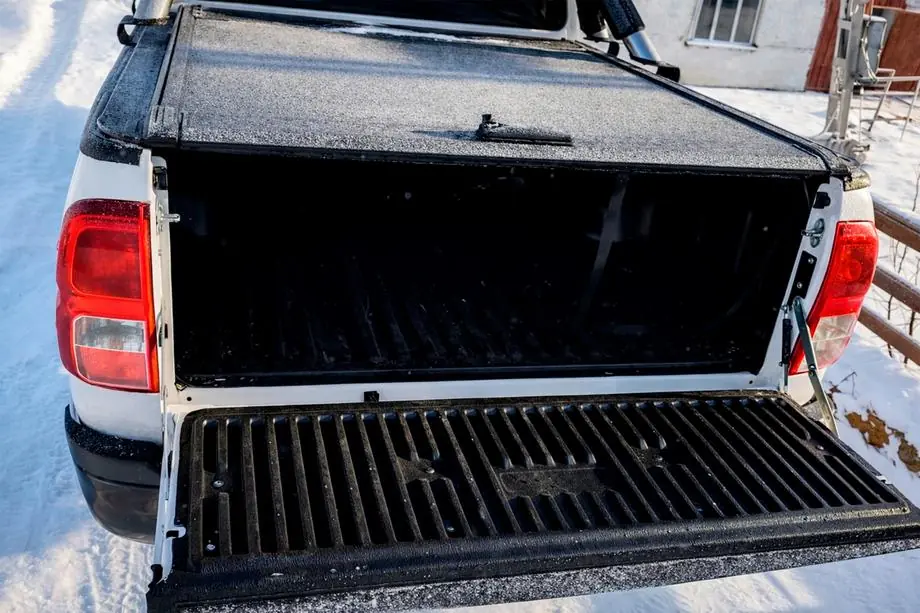 Volkswagen Amarok 2010–2022 OEM roleta (manuální, s madlem a zámkem) Fotografie 3
