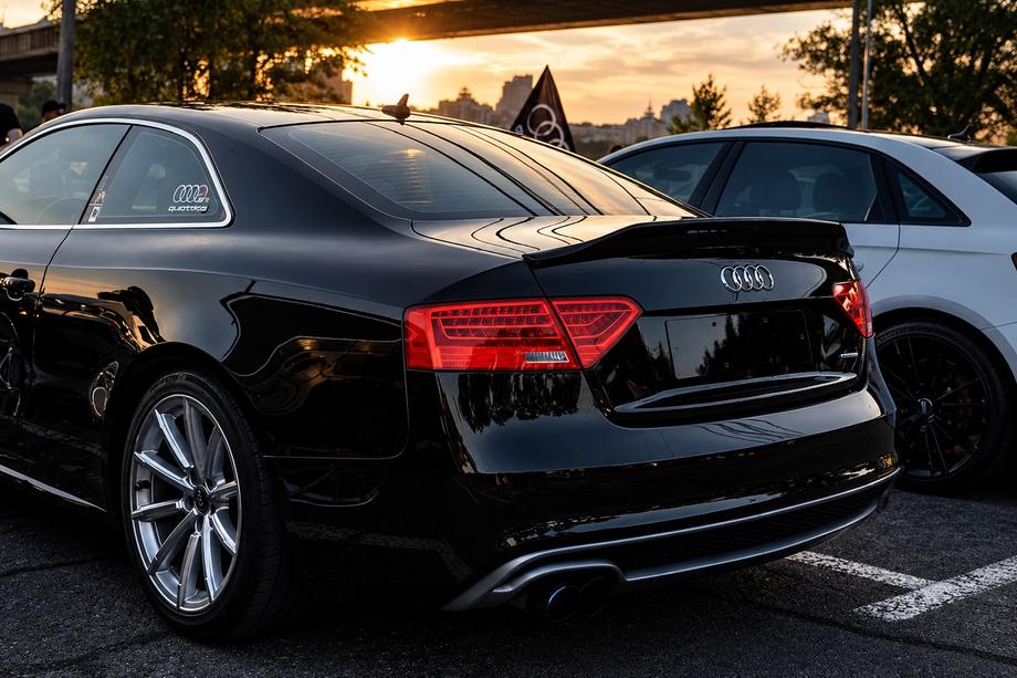 Audi A5 2007–2015 Spoiler Caratere Style (pro Coupe, lesklá černá) Fotografie 1