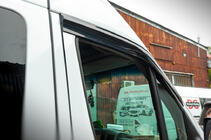 Mercedes Sprinter W906 2006–2018 Lepicí deflektory oken (2 ks, Sunplex Sport) fotografie 8