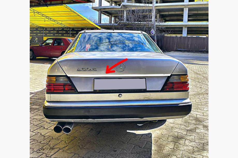 Mercedes E-Class W124 1984–1997 Nerezová lišta na hranu víka kufru Image