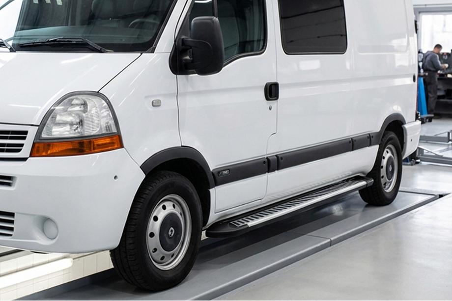 Nissan Interstar 2002–2010 Boční nášlapy Line (2 ks, hliník) Image