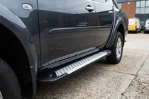 Mitsubishi L200 2006–2015 Boční nášlapy Allmond Grey (2 ks, hliník) fotografie 1
