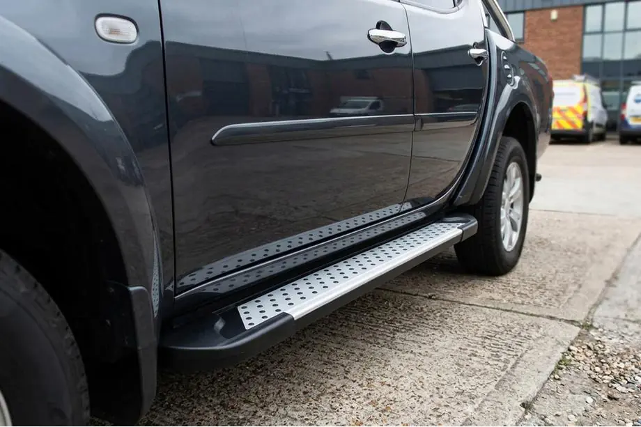 Mitsubishi L200 2006–2015 Boční nášlapy Allmond Grey (2 ks, hliník) Image