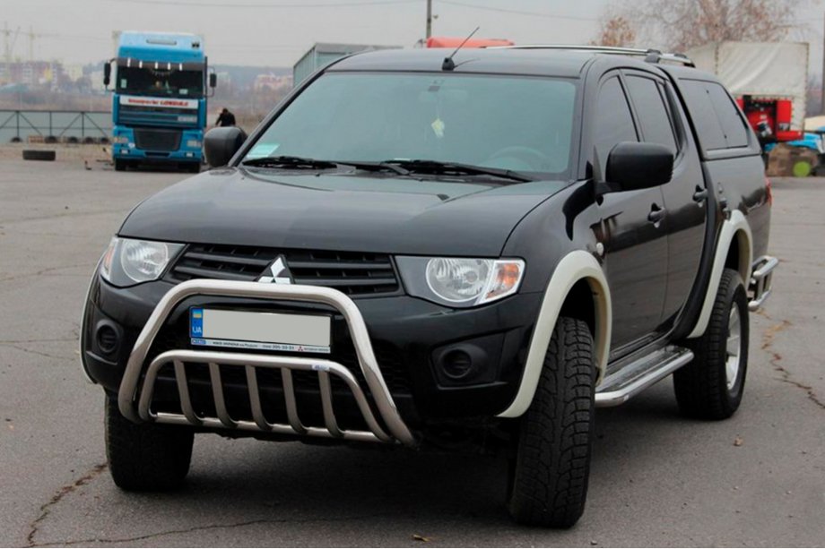 Mitsubishi L200 2006–2015 Nerezový přední ochranný rám (bullbar) Fotografie 3