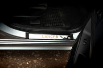 Mitsubishi Lancer X 2008– Nerezové kryty prahů (Carmos, 4 ks, nerez) fotografie 1