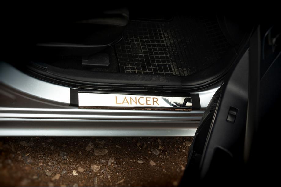 Mitsubishi Lancer X 2008– Nerezové kryty prahů (Carmos, 4 ks, nerez) Image