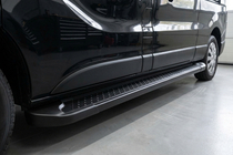 Renault Trafic 2015– Boční prahy Allmond Black (2 ks, hliník) Dlouhý rozvor fotografie 1
