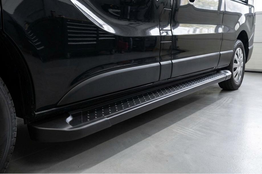 Renault Trafic 2015– Boční prahy Allmond Black (2 ks, hliník) Dlouhý rozvor Image