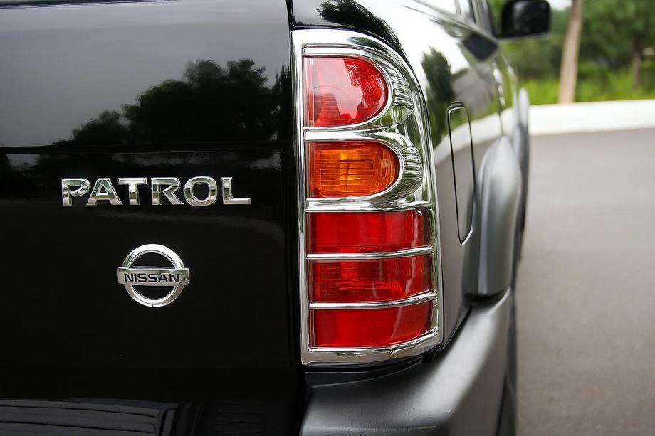 Nissan Patrol Y61 1997–2011 Plastový kryt stop světel Image