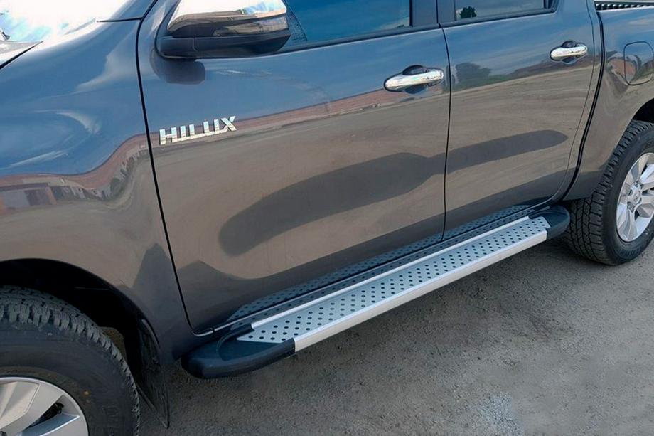 Toyota Hilux 2015– Boční nášlapy Allmond Grey (2 ks, hliník) Image