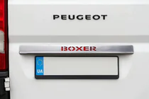 Peugeot Boxer 2006–2025 Chromovaná lišta nad SPZ s červeným LED osvětlením (nerez) fotografie 1