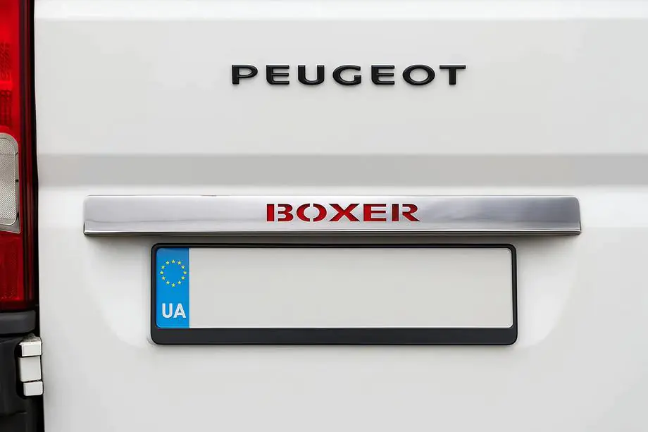 Peugeot Boxer 2006–2025 Chromovaná lišta nad SPZ s červeným LED osvětlením (nerez) Image