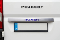 Peugeot Boxer 2006–2025 Chromová lišta nad SPZ s modrým LED osvětlením (nerez) fotografie 1