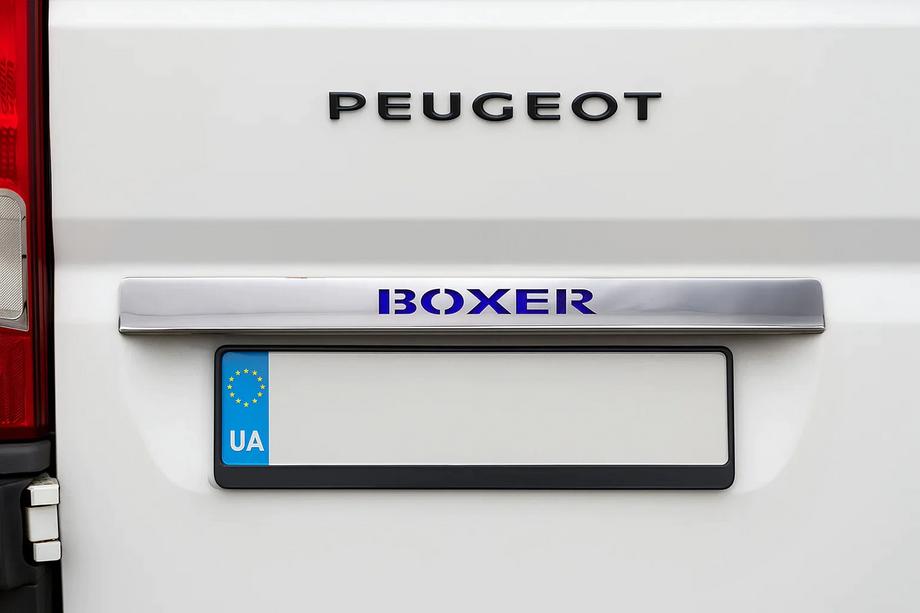 Peugeot Boxer 2006–2025 Chromová lišta nad SPZ s modrým LED osvětlením (nerez) Image