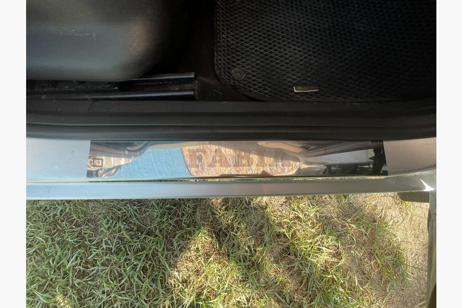 Skoda Fabia 2000–2007 Kryty prahů Carmos (4 ks, nerez) Image