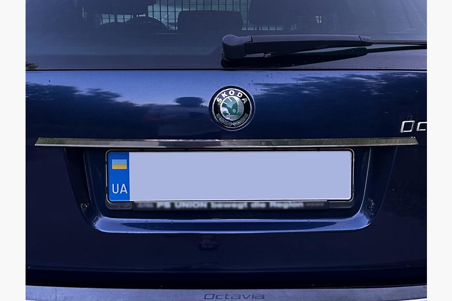 Skoda Octavia II A5 2010–2013 Chromová lišta nad SPZ Carmos (nerez) Image