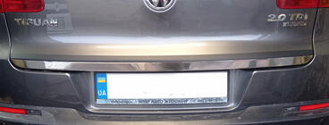 Volkswagen Tiguan 2007–2016 Nerezová lišta na hranu víka kufru fotografie 5
