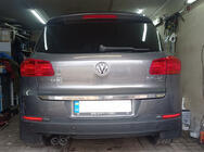 Volkswagen Tiguan 2007–2016 Nerezová lišta na hranu víka kufru fotografie 1