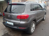 Volkswagen Tiguan 2007–2016 Nerezová lišta na hranu víka kufru fotografie 4