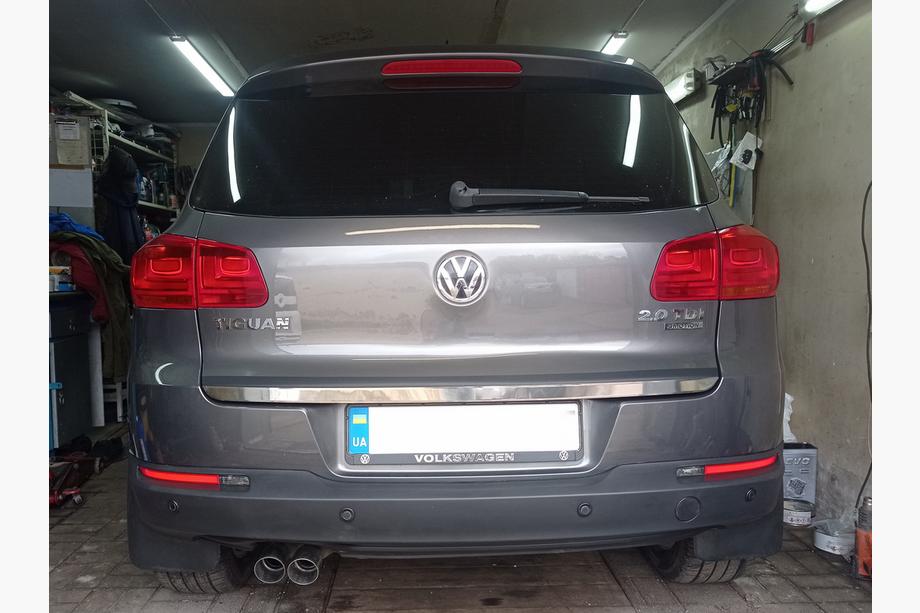 Volkswagen Tiguan 2007–2016 Nerezová lišta na hranu víka kufru Image