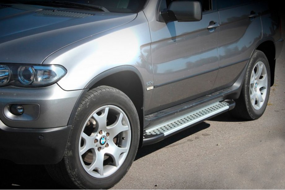 BMW X5 E53 1999–2006 Boční nášlapy Allmond Grey (2 ks, hliník) Image