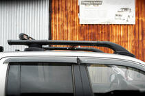 Volkswagen Amarok 2010–2022 Střešní podélníky Black Shark s příčníky fotografie 3